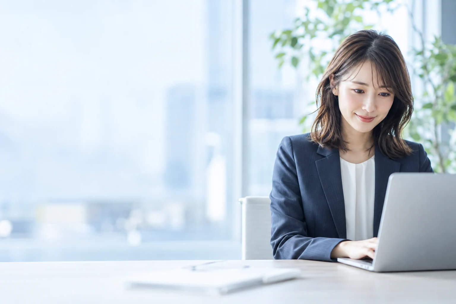 明るいオフィスで受注業務に向き合うスタッフ